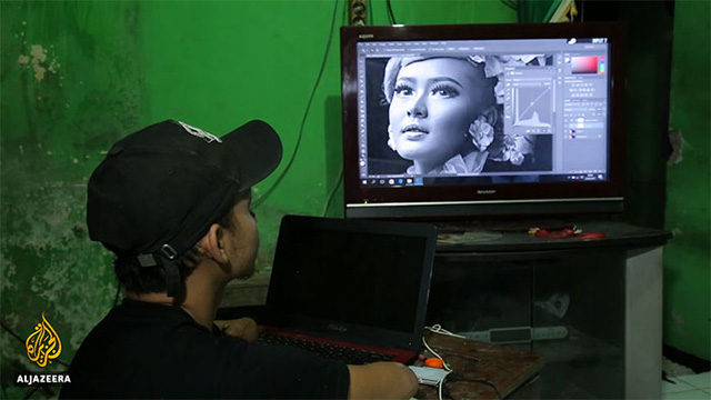  Sau khi chụp ảnh, Achmad Zulkarnain xử lý hình ảnh trên máy tính như những nhiếp ảnh gia chuyên nghiệp. 