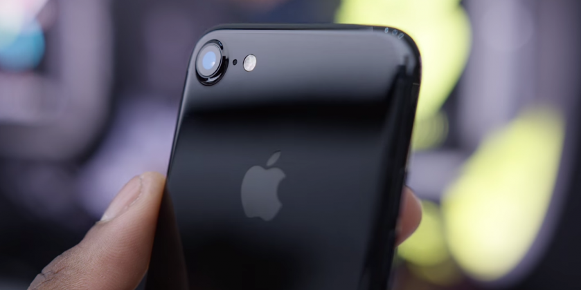 heres-how-to-decide-between-the-jet-black-iphone-7-and-the-matte-black-one