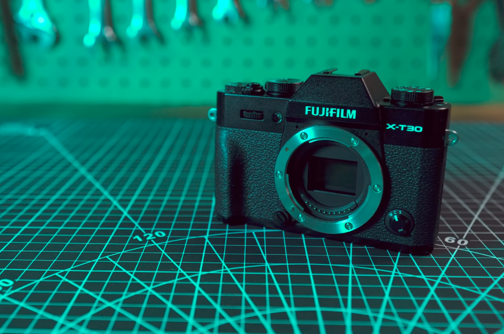 Fujifilm X-T30 đánh bại Sony A6400 về tracking AF ảnh tĩnh, trong khi Sony A6400 quay video tốt hơn
