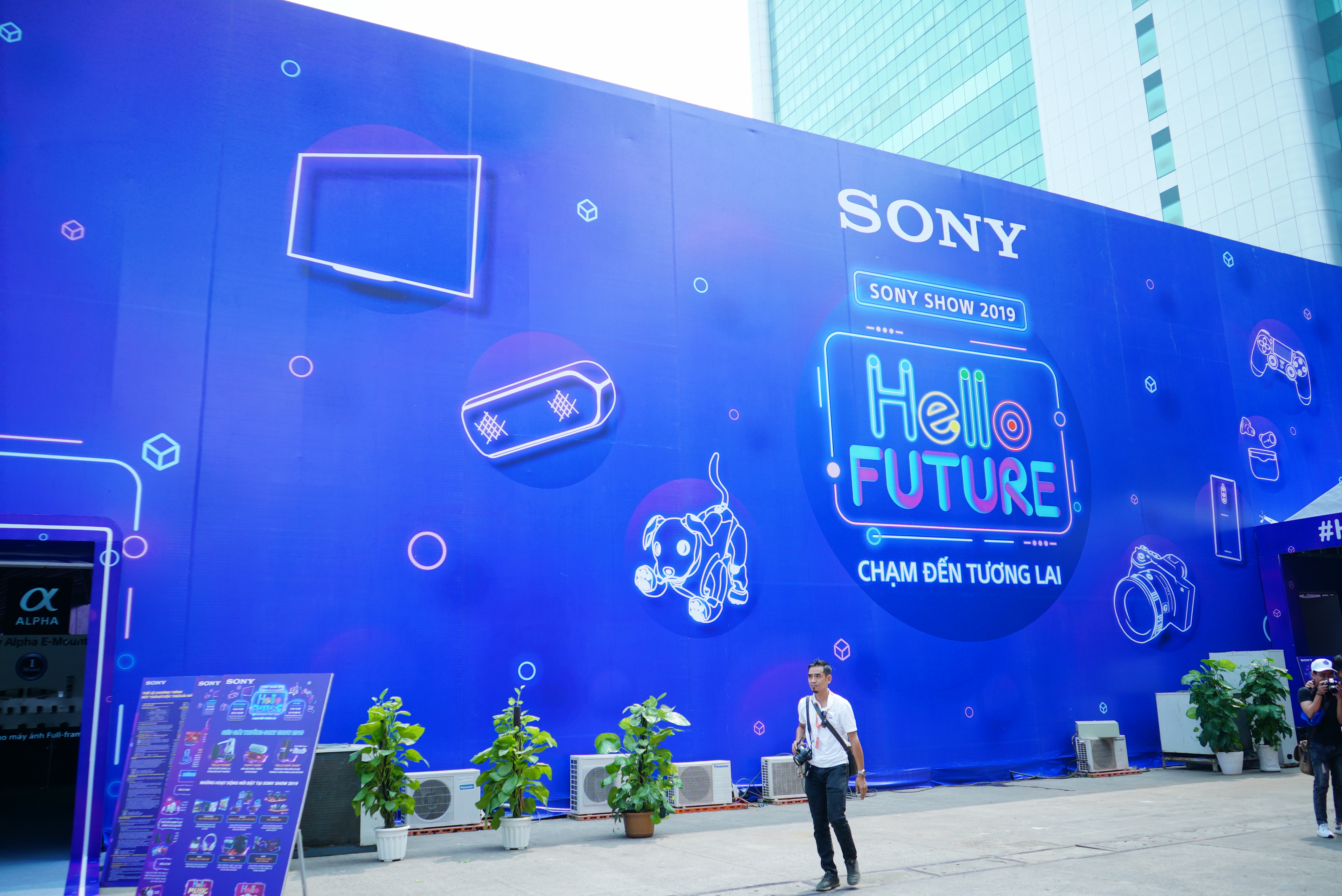 Khu vực bên ngoài sự kiện tràn ngập hình ảnh sản phẩm Sony và câu slogan "Hello Future" đầy ấn tượng