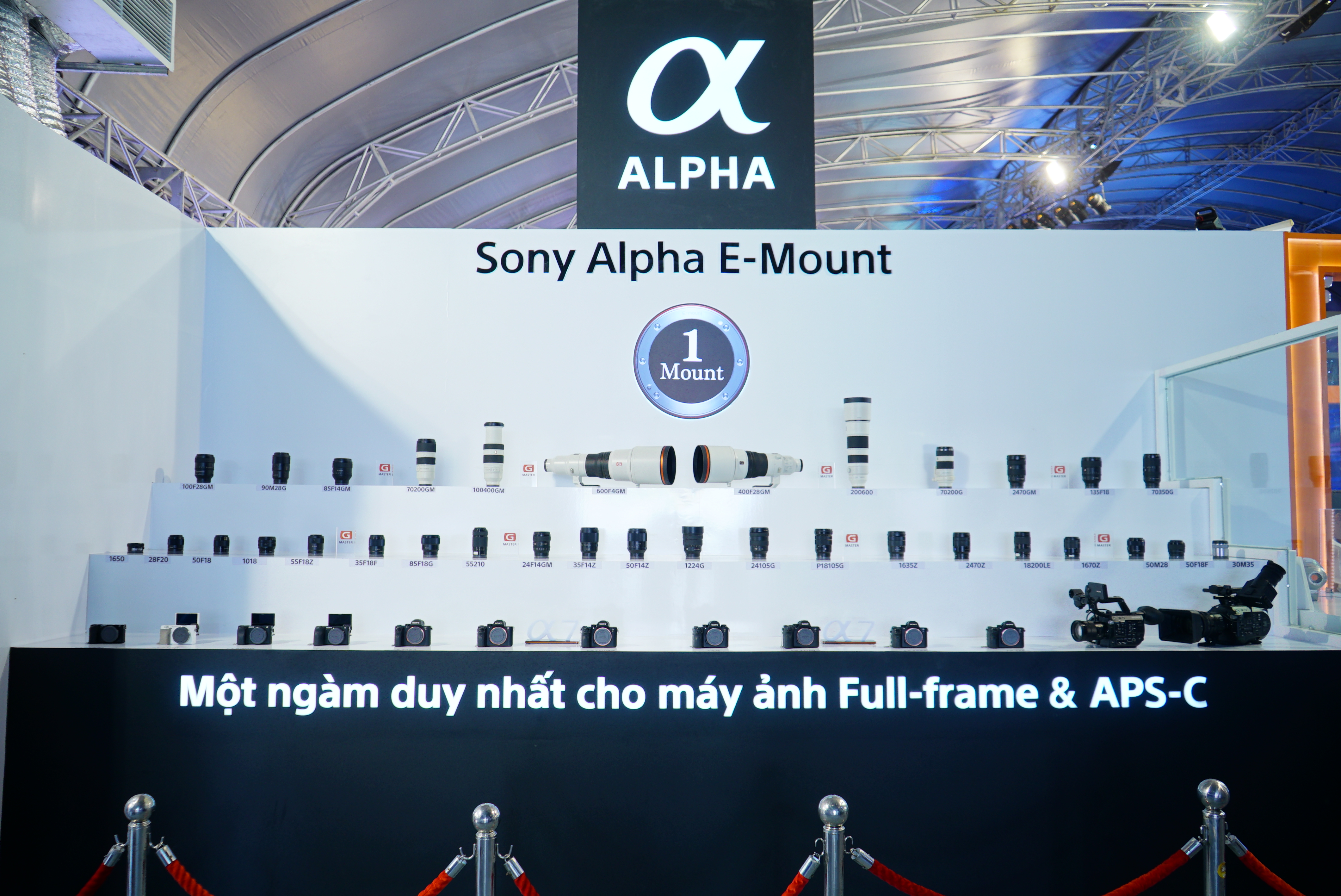 Thế hệ máy ảnh và ống kính Sony Alpha được trưng bày
