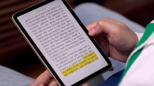 iPad-mini-6-reading