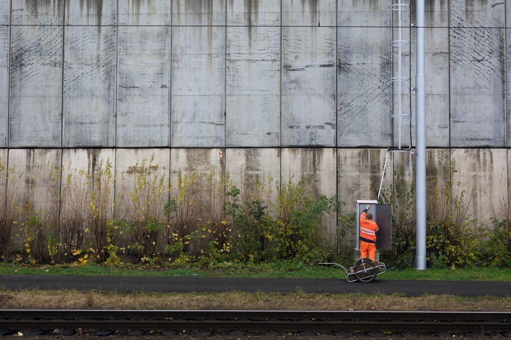 Railroad Worker – Street photography minimalism 
