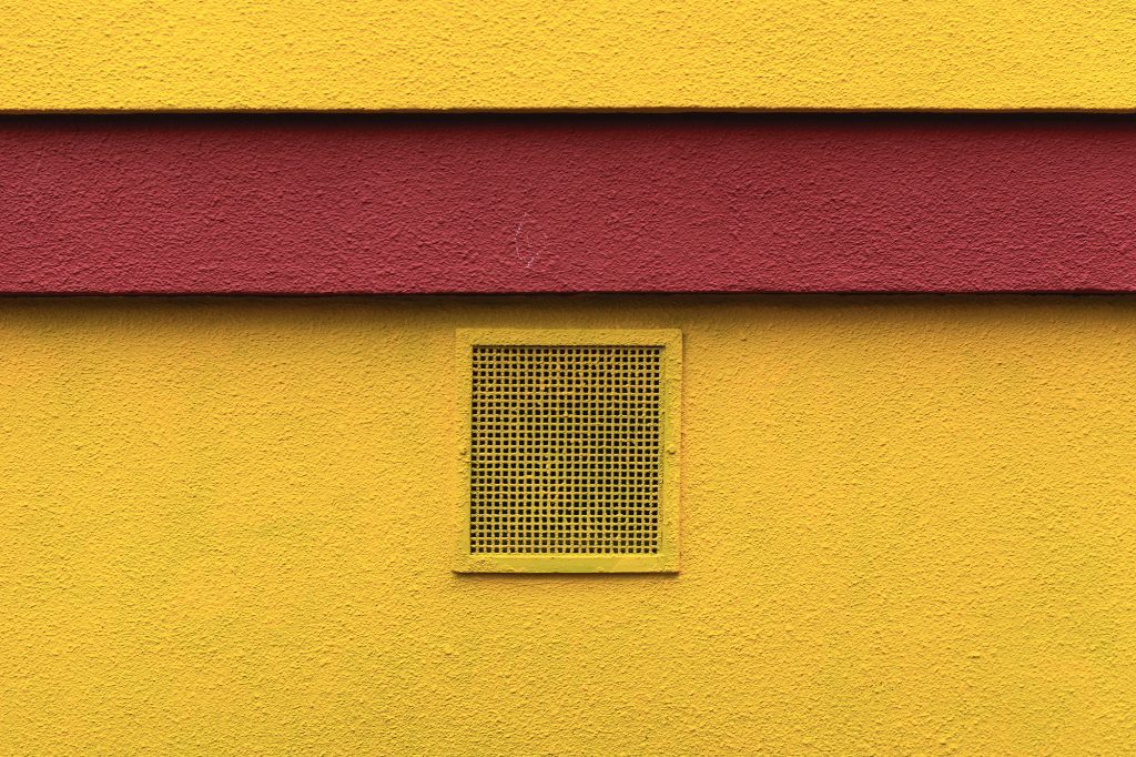 The yellow wall – Facade in Street minimalism 
