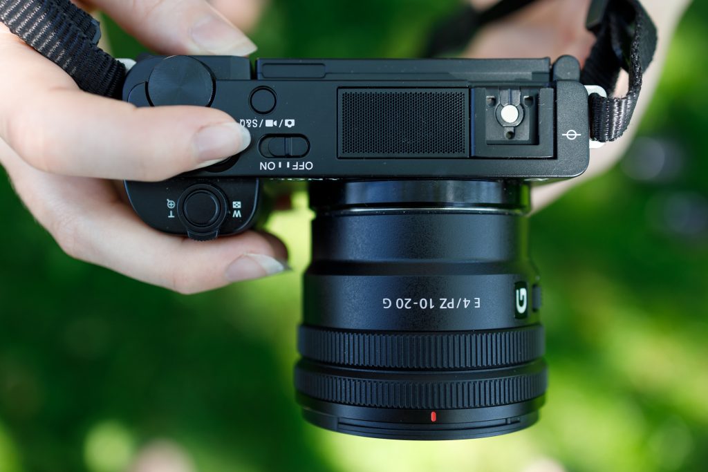 Sony E 10-20mm F4 PZ G trên máy ảnh Sony V-E10.