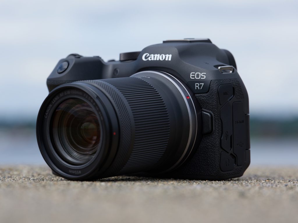 Canon_EOS_R7_hands-on_angled