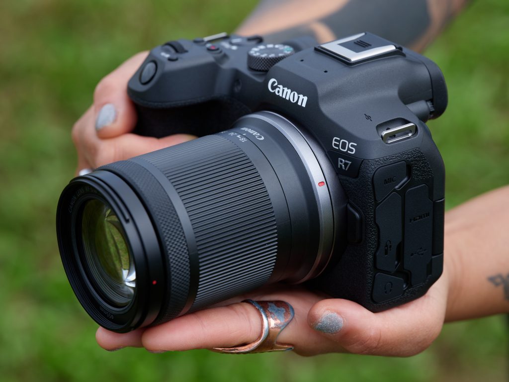 Canon_EOS_R7_hands-on_angled_hands