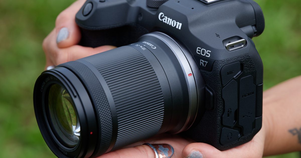 Canon_EOS_R7_hands-on_angled_hands