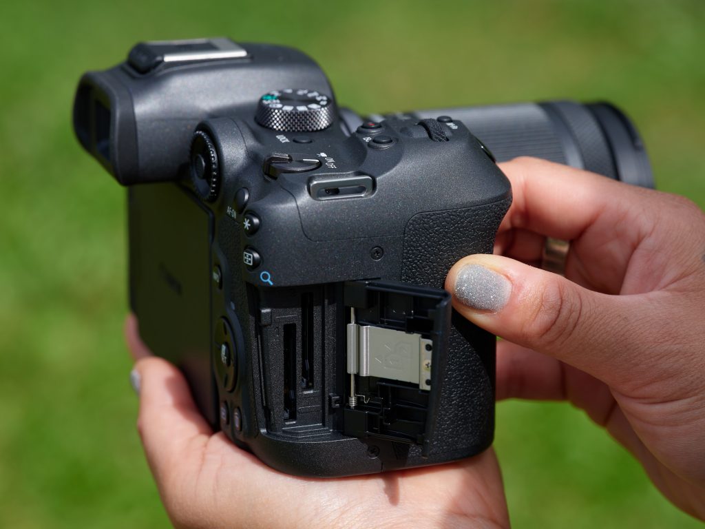 Canon_EOS_R7_hands-on_card_slot