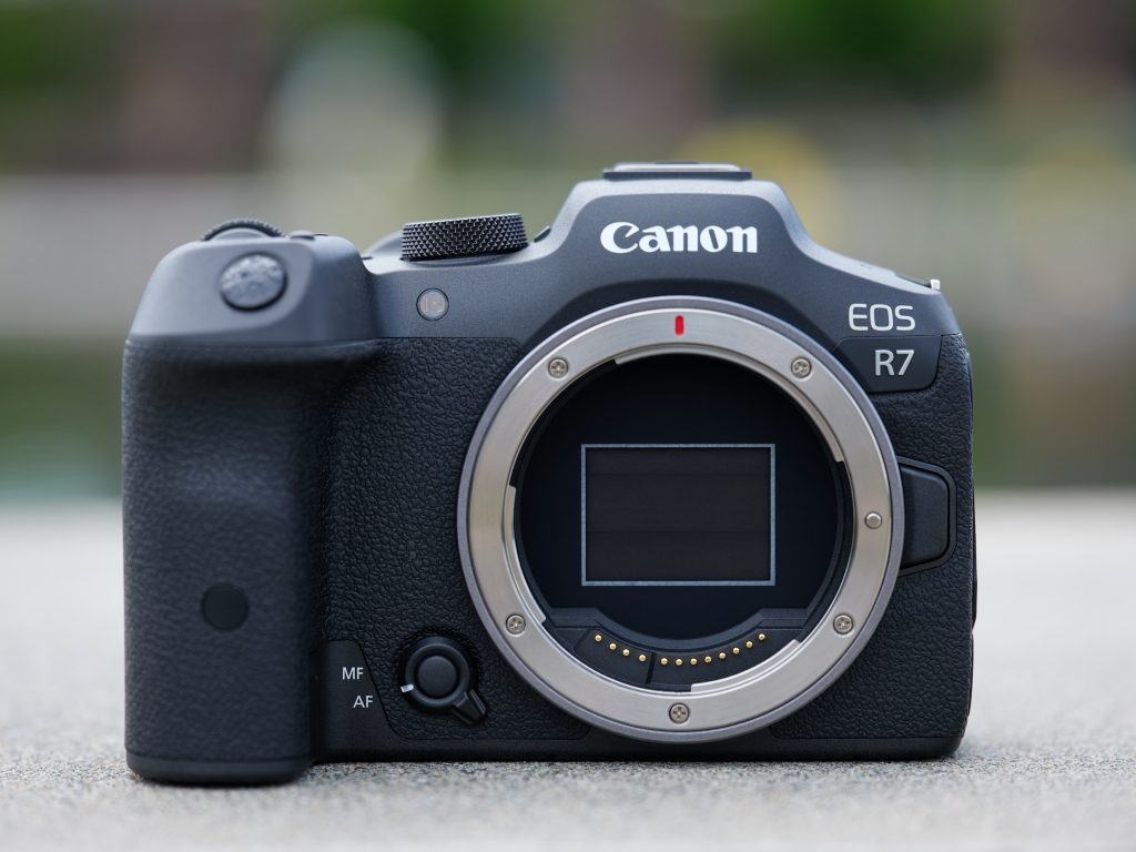 Canon_EOS_R7_hands-on_straight_on_sensor