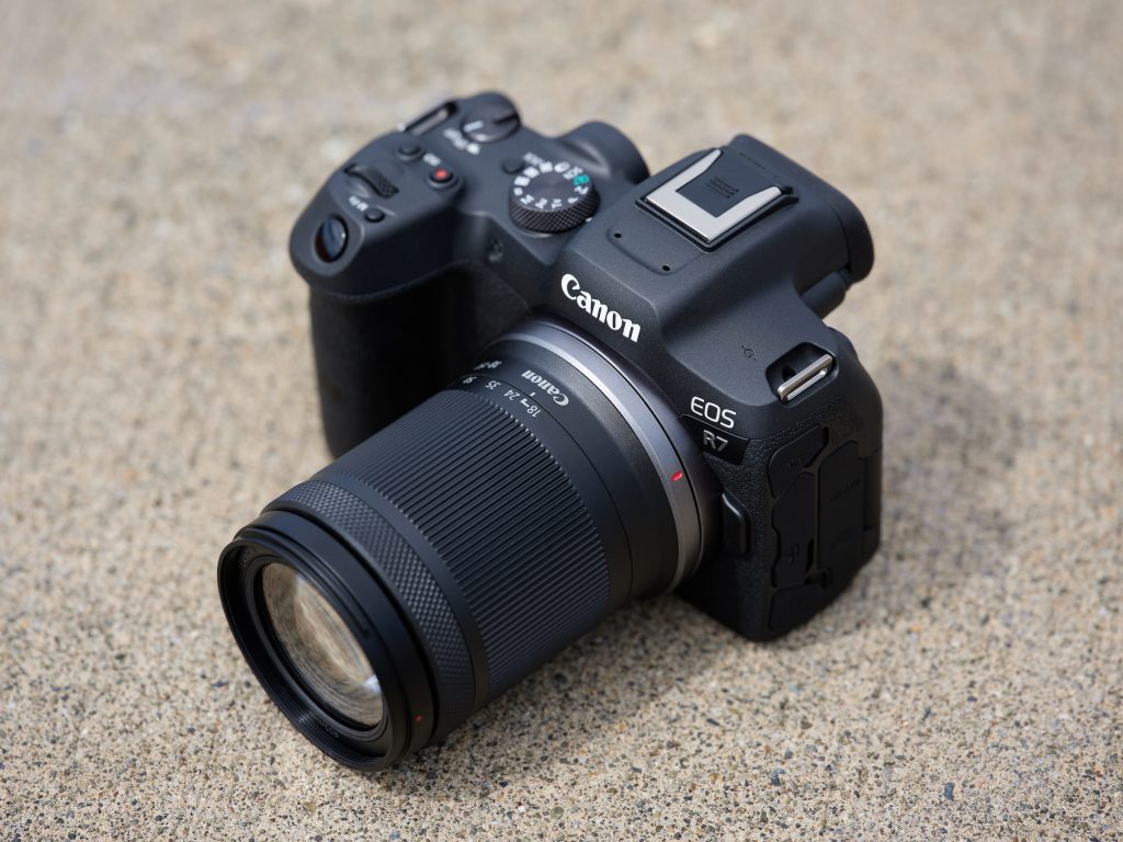 Canon_EOS_R7_hands-on_three-quarters