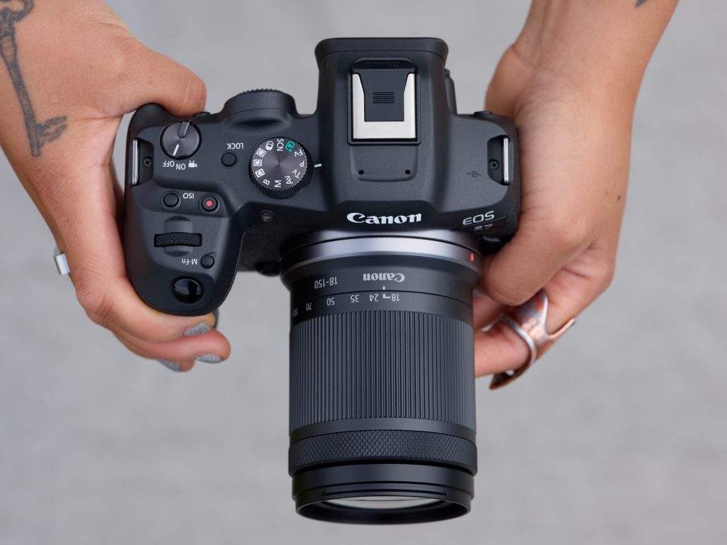 Canon_EOS_R7_hands-on_top_shot_hands_with_lens