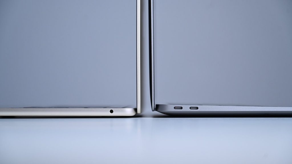 MacBook Air 2022 (trái) - MacBook Air 2020 (phải) 