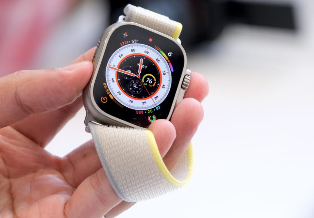 Apple Watch Ultra trang bị màn hình lớn và phẳng với viền bảo vệ. Ảnh: Chris Welch / The Verge 