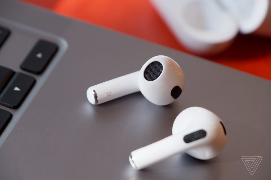 AirPods 3 giống AirPods Pro hơn hẳn người tiền nhiệm Gen 2 của nó. 