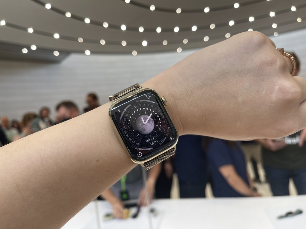 Apple Watch Series 8 là người kế nhiệm trực tiếp của dòng Series 7 năm ngoái. Ảnh: Victoria Song / The Verge 