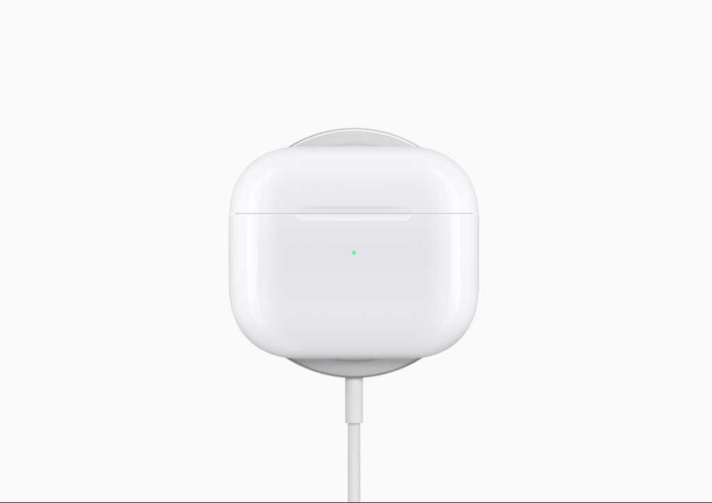 AirPods 3 và 2 đời AirPods Pro đều có hộp sạc MagSafe. 