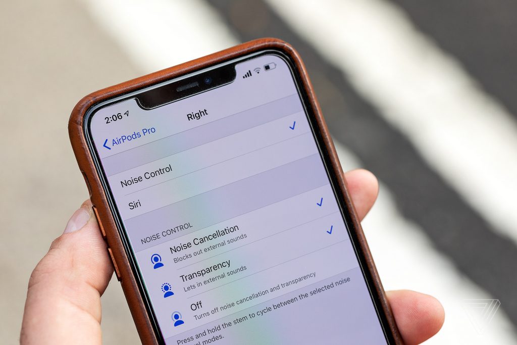 Cả AirPods Pro 1 và 2 cũng như AirPods Max đều trang bị khử ồn chủ động. Ảnh: Amelia Holowaty Krales / The Verge 