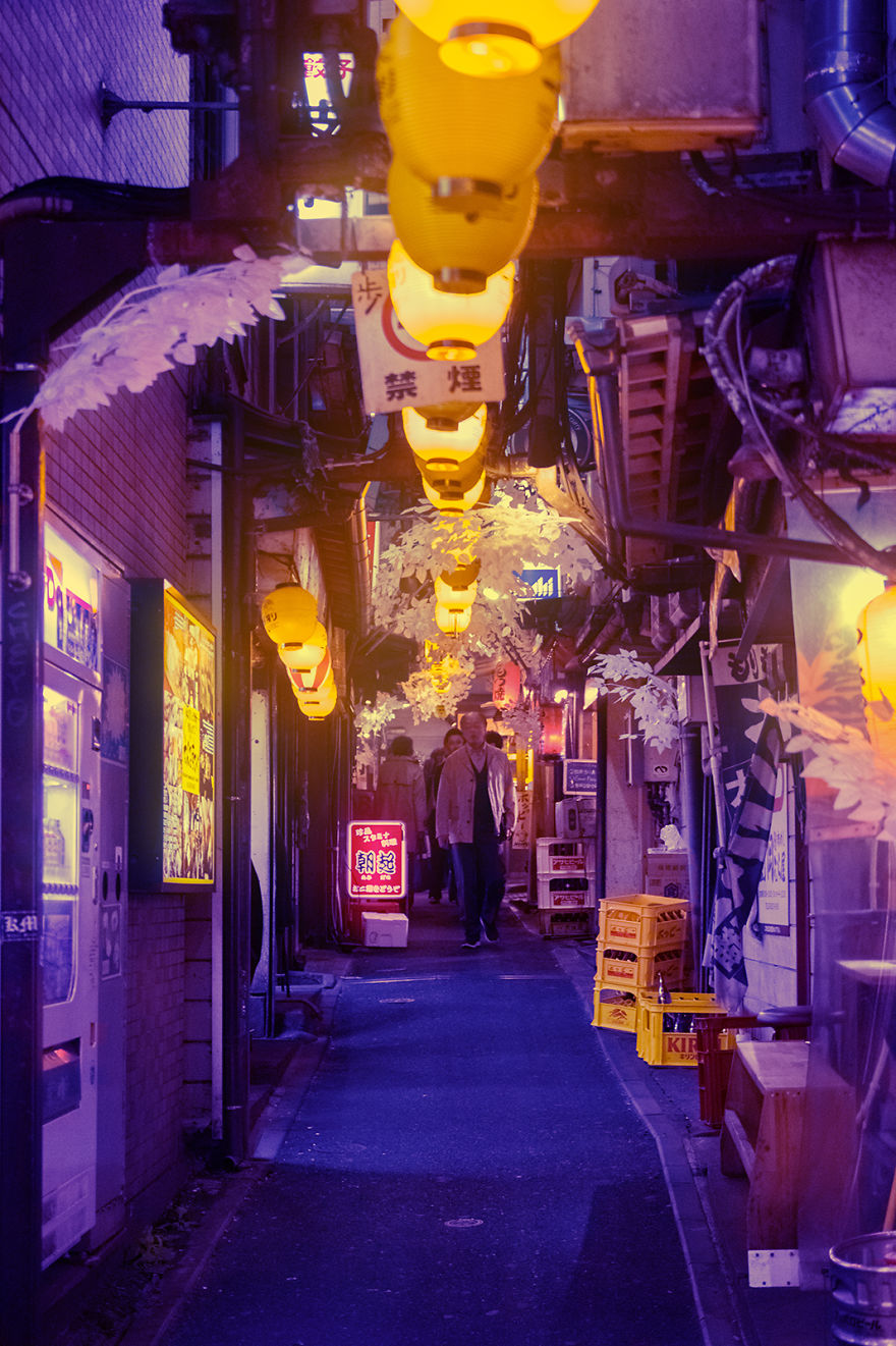 Hãy đắm mình trong cảnh Ảnh đường phố Tokyo về đêm đầy sôi động! Với ánh đèn neon phản chiếu trên đất, bạn sẽ nhận ra tại sao Tokyo được gọi là thủ đô ánh sáng.