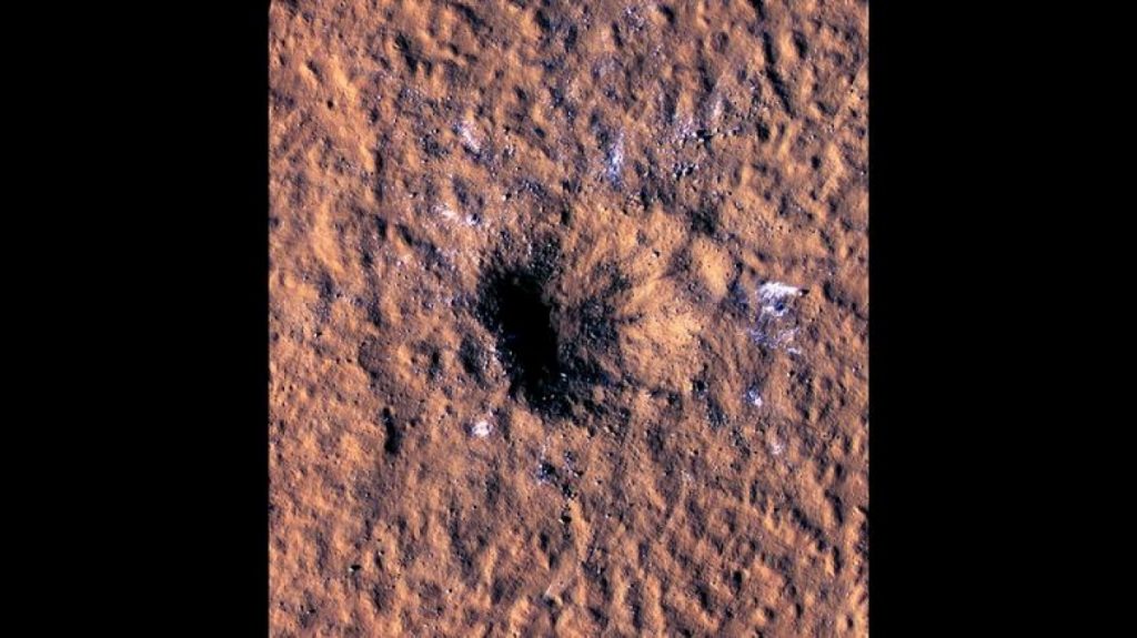 Miệng hố rộng 150m hình thành sau va chạm thiên thạch tại khu vực Amazonis Planitia trên Sao Hỏa./. 