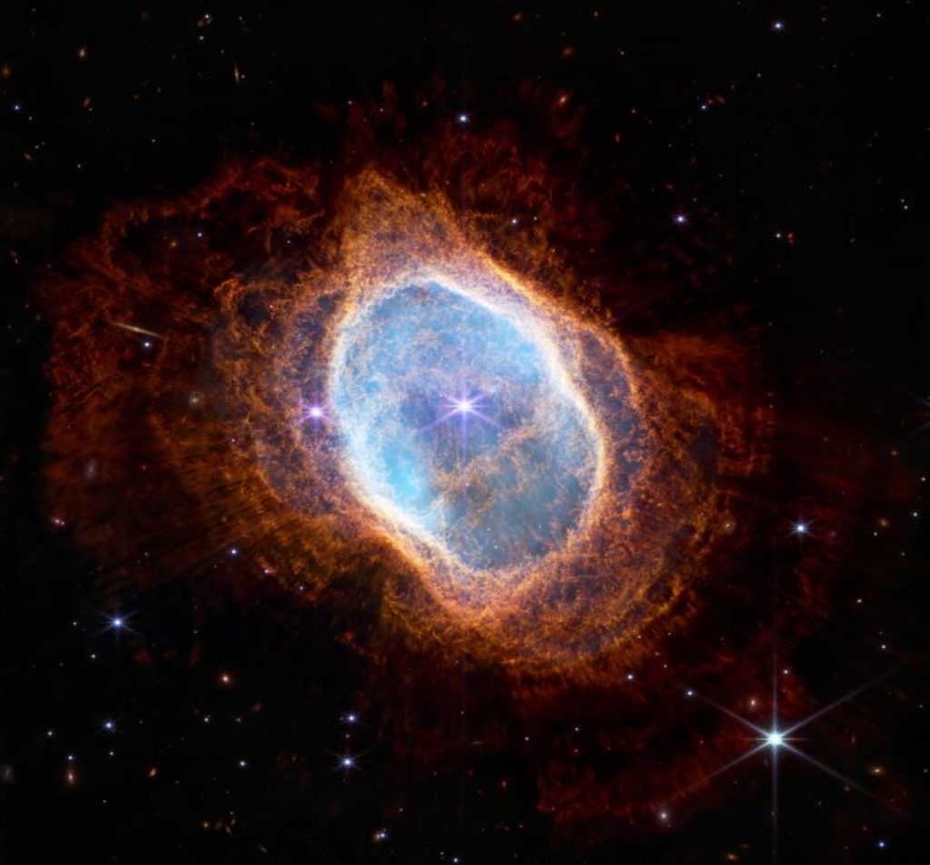 NASA đã chia sẻ hai bức ảnh về Tinh vân Vành đai phía Nam (NGC 3132). 