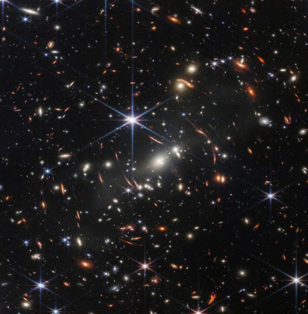 Cụm thiên hà SMACS 0723, cách Trái Đất 4,6 tỷ năm ánh sáng. Cụm thiên hà này được ví như thấu kính hấp dẫn. Bức ảnh được công bố vào ngày 11/7, ngay lập tức trở thành hình ảnh mang tính biểu tượng trong giới khoa học. 