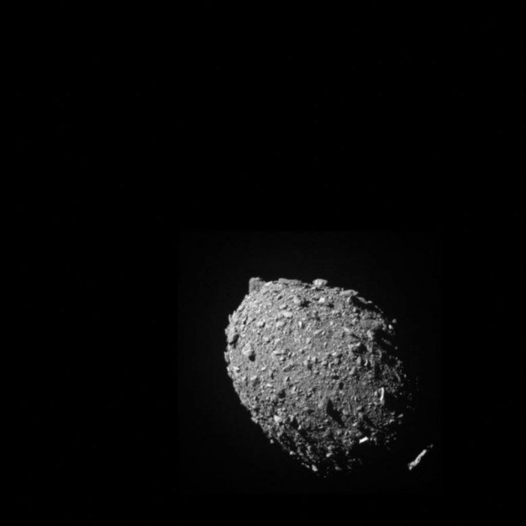 Hình ảnh tiểu hành tinh Dimorphos được chụp từ thiết bị DRACO trên tàu vũ trụ DART, ở khoảng cách 68km, trước khi con tàu lao vào tiểu hành tinh này. 