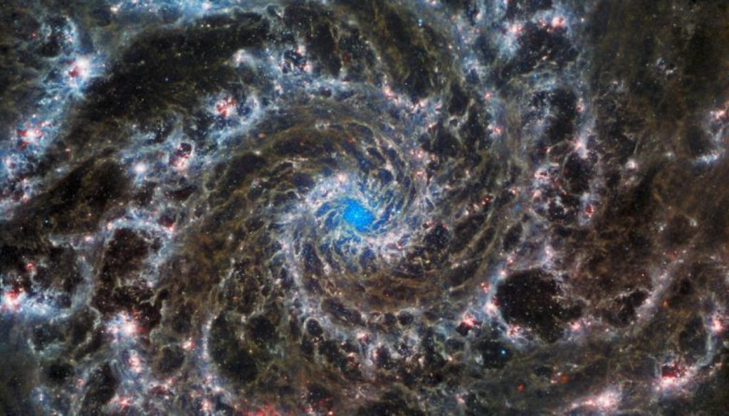 M74, còn được gọi là "thiên hà ma", là một thiên hà xoắn ốc cách Trái Đất khoảng 32 triệu năm ánh sáng. Nó nằm trong chòm sao Song Ngư. 