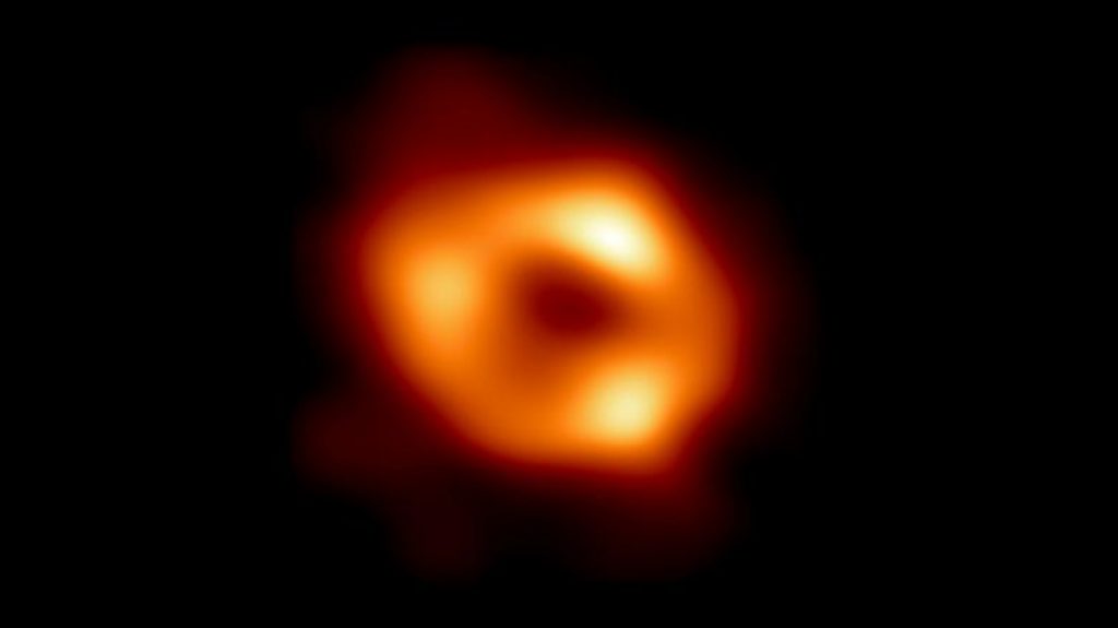 Hình ảnh đầu tiên về Sagittarius A*, lỗ đen siêu lớn ở trung tâm thiên hà của chúng ta, được chụp từ Kính thiên văn Chân trời Sự kiện (EHT). 