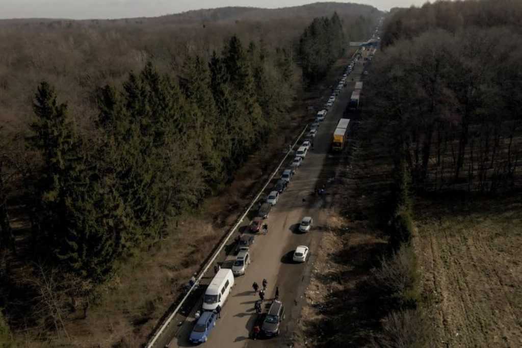 Hàng xe ô tài kéo dài 35km từ Shehyni tới biên giới Ba Lan ngày 26/2 sau khi xung đột ở Ukraine bùng nổ. 