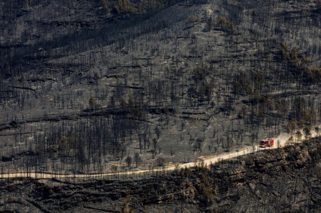 Xe cứu hỏa đi qua một khu vực cháy rừng ở El Pont de Vilomara, phía Bắc Barcelona, Tây Ban Nha. 