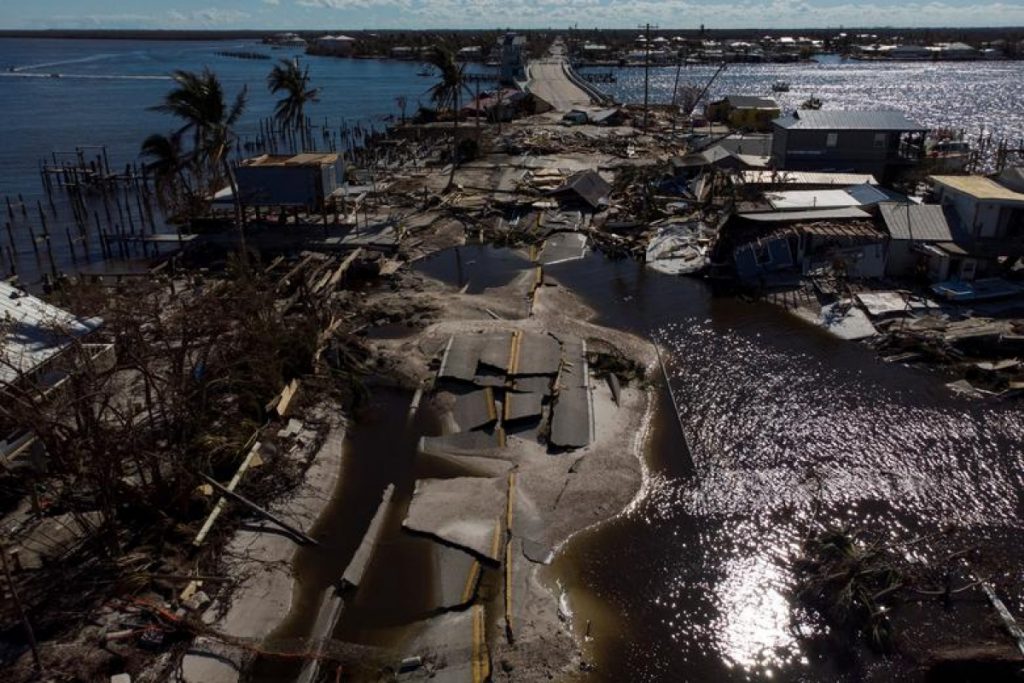 Cảnh tượng con đường giữa Matlacha và đảo Pine bị phá hủy khi cơn bão Ian càn quét qua Matlacha, Florida ngày 2/10. 