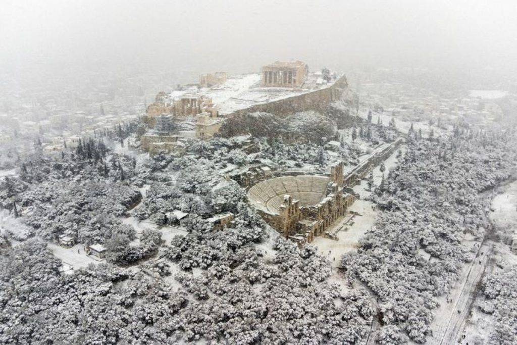 Đền Parthenon trên đỉnh đồi Acropolis ở Athens, Hy Lạp chìm trong tuyết. 