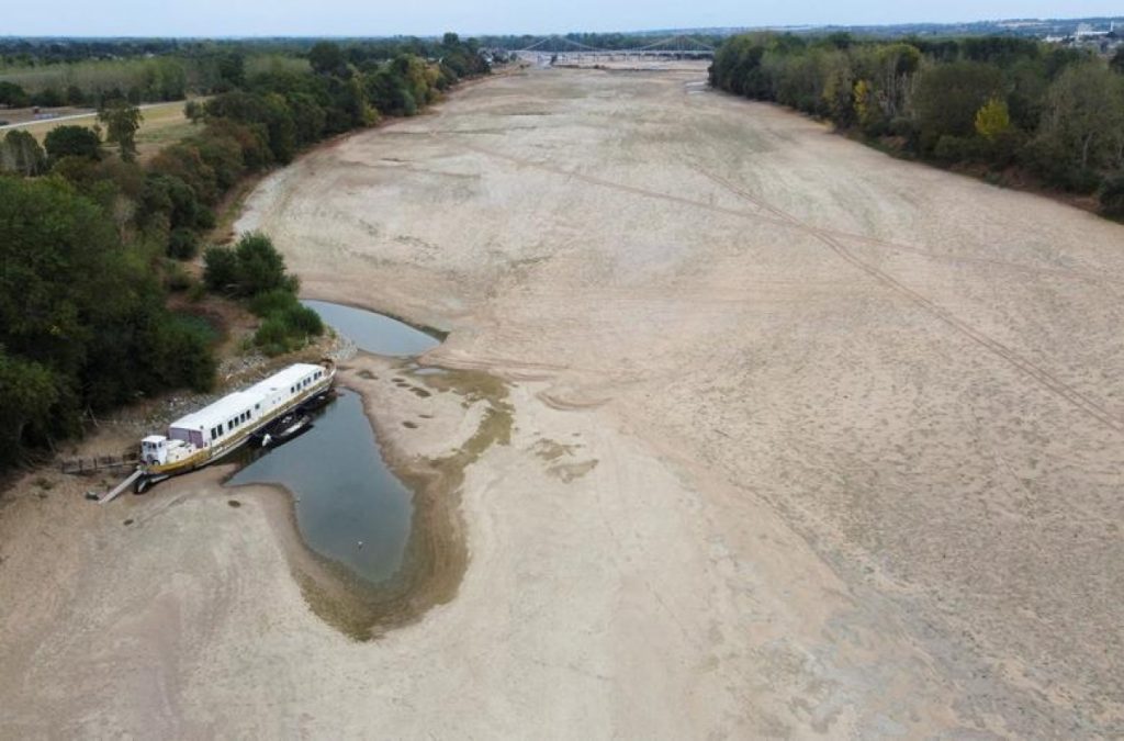 Dòng sông Loire trơ đáy trong đợt hạn hán lịch sử ở Loireauxence, Pháp ngày 16/8. 