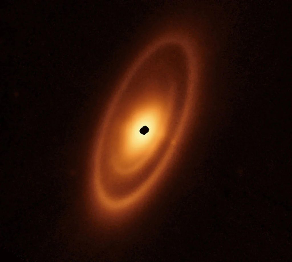 "Hình ảnh chiếc đĩa mảnh bụi phủ đầy bụi bao quanh ngôi sao trẻ Fomalhaut thu được từ thiết bị hồng ngoại trung (MIRI) của Webb. Nó tiết lộ ba vành đai lồng nhau kéo dài tới 23 tỷ km (14,3 tỷ dặm) tính từ ngôi sao. Những chiếc thắt lưng bên trong, thứ chưa từng được nhìn thấy trước đây, lần đầu tiên được Webb tiết lộ." | Credits: NASA, ESA, CSA, A. Pagan (STScI), A. Gáspár (Đại học Arizona)