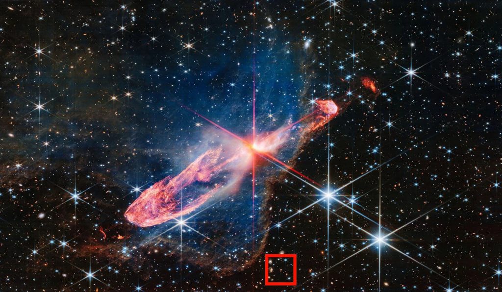 Herbig-Haro 46/47 được nhìn thấy bởi thiết bị NIRCam của Webb. Hình vuông màu đỏ hiển thị vị trí của dấu chấm hỏi vũ trụ. | Credit: NASA, ESA, CSA / Xử lý hình ảnh: Joseph DePasquale (STScI)