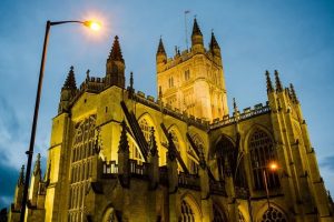 Cảnh này được chụp bằng cài đặt cân bằng trắng tự động thể hiện màu sắc rất ấm áp nhờ đèn pha chiếu sáng tòa nhà.