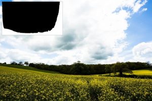 Histogram cho hình ảnh này của một cảnh có độ tương phản rất cao cho thấy việc cắt xén đang diễn ra ở cả vùng sáng và vùng tối. Chi tiết bị mất ở cả những đám mây sáng nhất và những chi tiết tối nhất của phong cảnh. Chúng ta không thể khắc phục điều này bằng cách sử dụng tính năng bù trừ phơi sáng vì điều đó ảnh hưởng đến độ sáng tổng thể của hình ảnh, do đó, nó có thể dịch chuyển histogram sang trái hoặc phải nhưng không kéo theo cả hai đầu của đường cong.