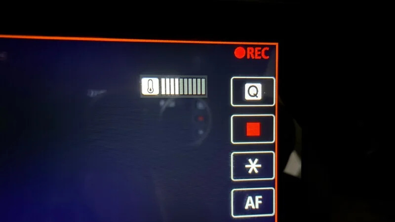 Có một bộ đo quá nhiệt để cho bạn biết khi nào thì cần dừng lại. | Ảnh: PetaPixel
