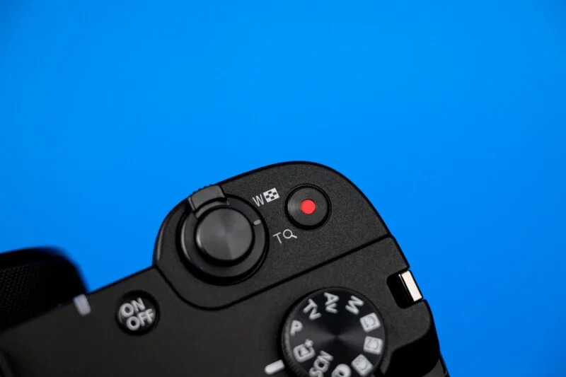 Quay video bằng nút ghi riêng và công tắc đẩy zoom nằm xung quanh nút bấm màn trập. | Ảnh: PetaPixel
