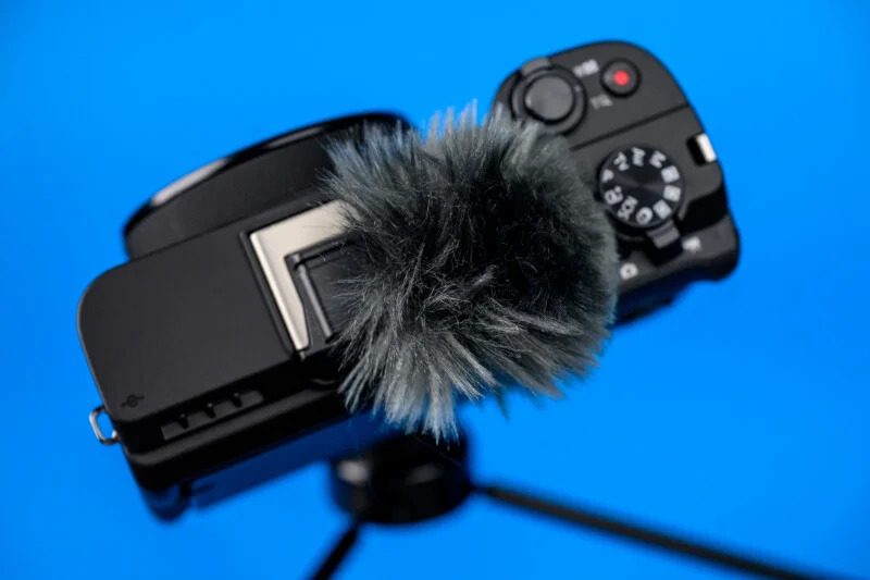 Các mic tích hợp khá tốt, đầu lọc gió hoạt động tốt. | Ảnh: PetaPixel