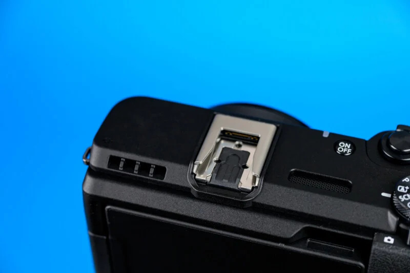 Đế gắn đèn flash hoạt động với các phụ kiện Canon chuyên dụng nhưng không hỗ trợ bất kỳ đèn flash centerpin cổ điển nào. | Ảnh: PetaPixel