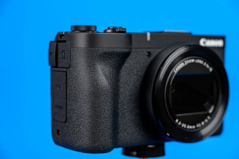 Canon PowerShot V1 có báng cầm chắc chắn, thoải mái hơn nhiều so với R50 V. | Ảnh: PetaPixel