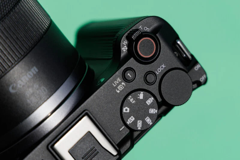 Công tắc xoay zoom hoạt động với ống kính zoom điện RF của Canon. | Ảnh: PetaPixel