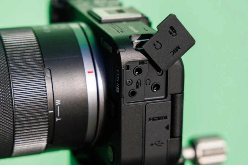 Ta có giắc cắm mic và giắc cắm tai nghe cũng như cổng cáp từ xa. | Ảnh: PetaPixel
