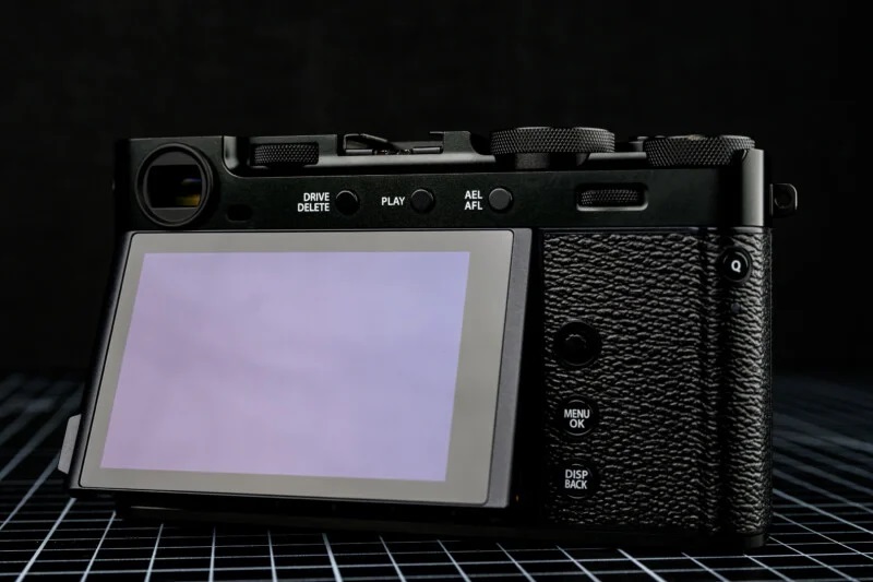 Mặt sau LCD hoạt động tốt và nghiêng theo trục dọc. | Ảnh: Petapixel