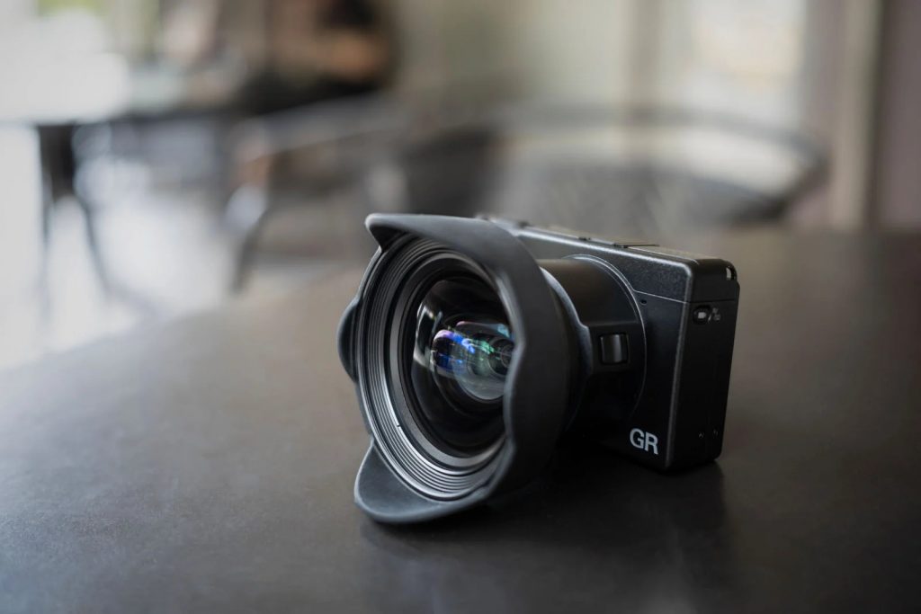 Ống kính chuyển đổi GW-4 giúp ống kính tích hợp tương đương 28mm tương đương với ống kính prime 21mm.