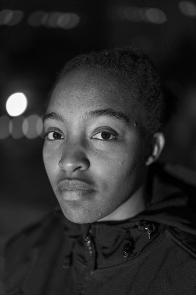 Tính năng lấy nét tự động theo mắt của Canon R6 III hoạt động tốt ngay cả trong điều kiện thiếu sáng. Mặc dù máy ảnh đôi khi lấy nhầm mắt (mắt sau), đặc biệt là trong điều kiện ánh sáng khó khăn, nhưng bạn có thể nhanh chóng chuyển đổi giữa hai mắt bằng cần điều khiển lấy nét tự động. | Canon RF 50mm f/1.4L VCM @ f/1.4, 1/60 giây, ISO 250 | Ảnh: PetaPixel