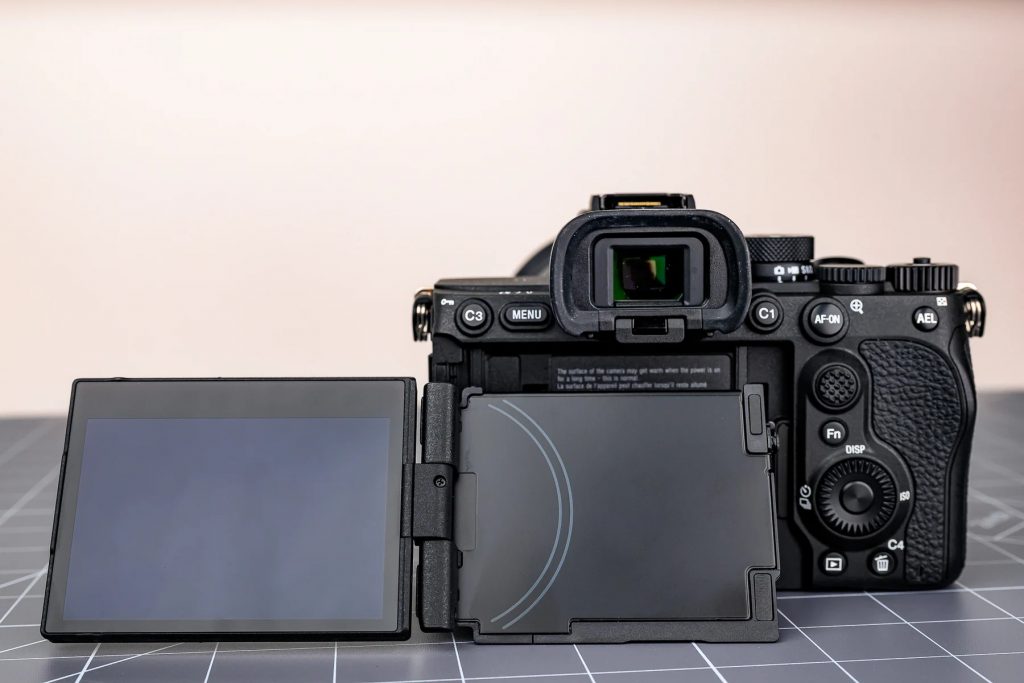 EVF vẫn giống như trước, nhưng chúng ta có được thiết kế mặt sau xoay lật tuyệt vời từ những máy ảnh đắt tiền hơn. | Ảnh: Petapixel