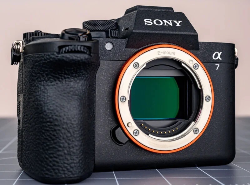Sony A7 V sở hữu cảm biến hình ảnh 33 megapixel xếp chồng một phần mới. | Ảnh: PetaPixel
